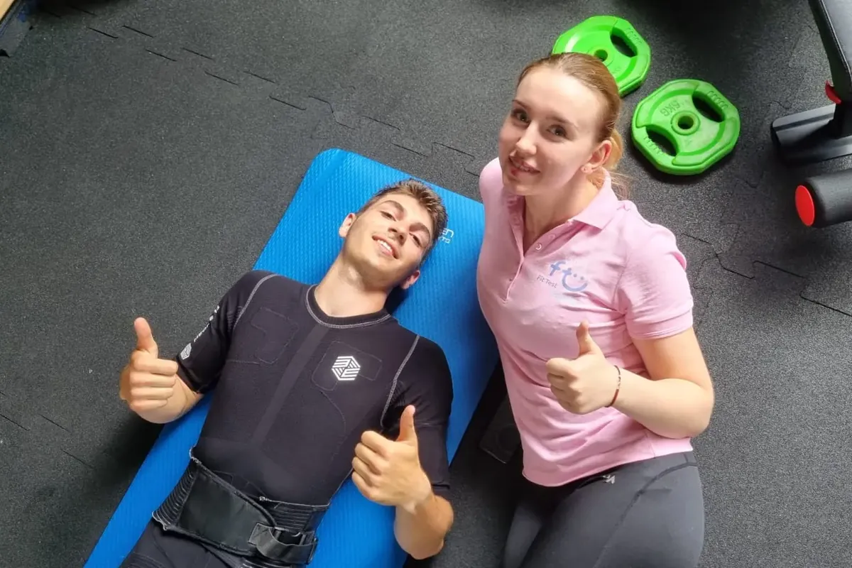 Trenerka FIT TEST z klientem po treningu EMS