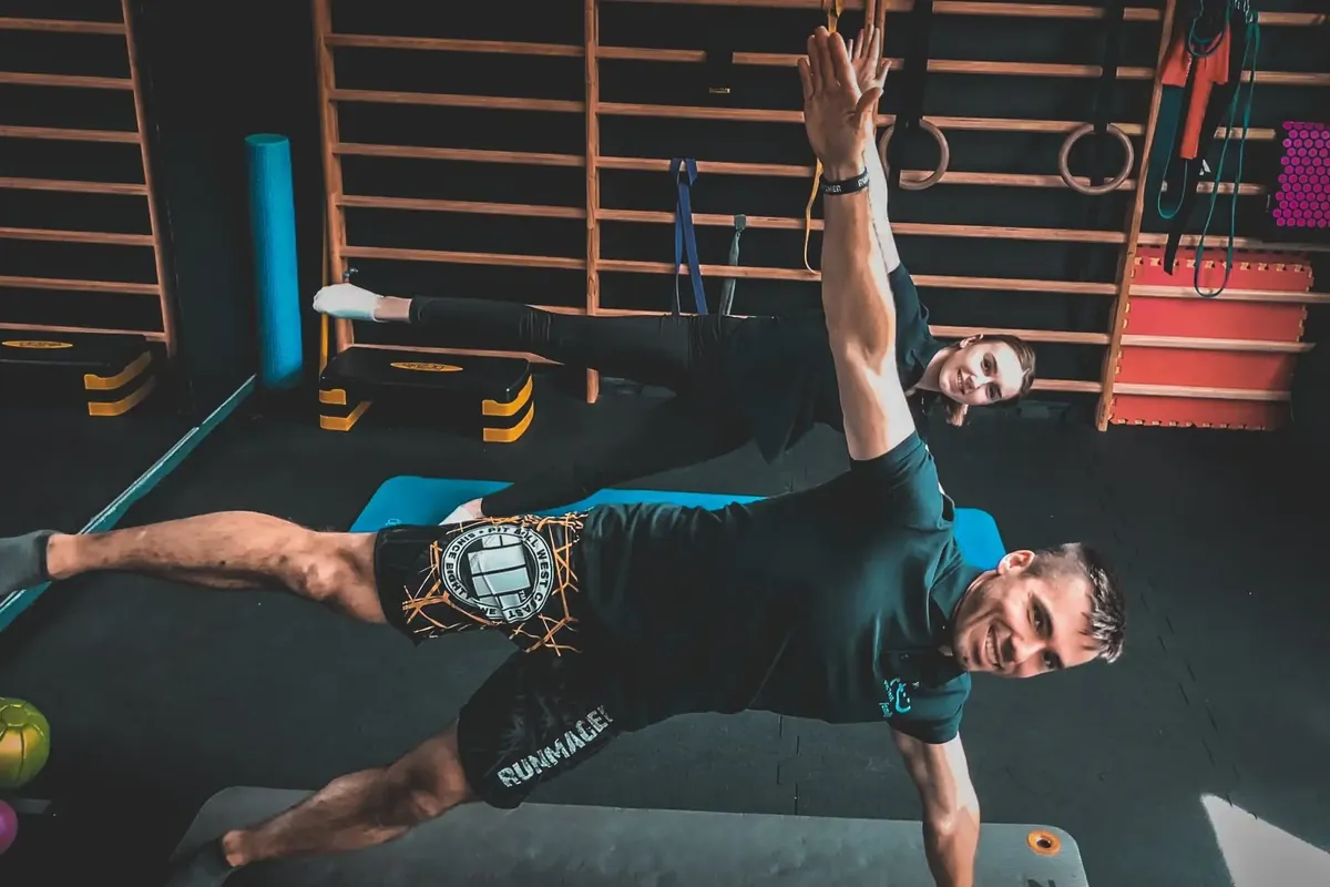 Trening funkcjonalny na sali